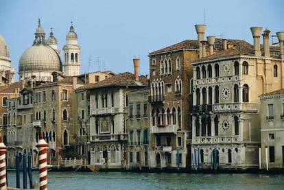 El palacio Ca'Dario, a la derecha, en el Gran Canal de Venecia. 