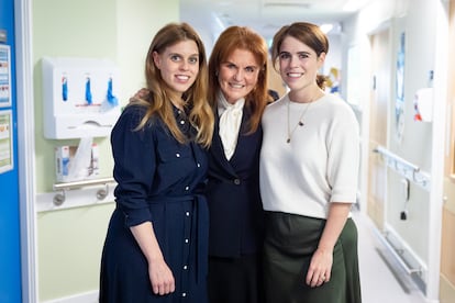 Beatriz de York, Sarah Ferguson y Eugenia de York durante una visita a Teenage Cancer Trust, en Londres, el 23 de abril de 2025.
