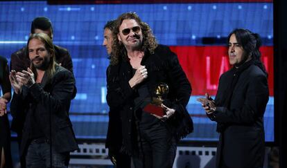 Fher Olvera del grupo de rock Maná recibe el Grammy Latino al mejor álbum pop/rock por 'Cama incendiada'.