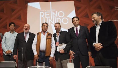 El Bronco, con el chaleco marr&oacute;n, junto a otros independientes