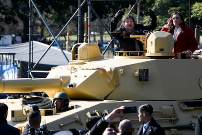 Javier Milei y Victoria Villarruel abordo de un tanque, en el desfile militar del 9 de julio en Buenos Aires.