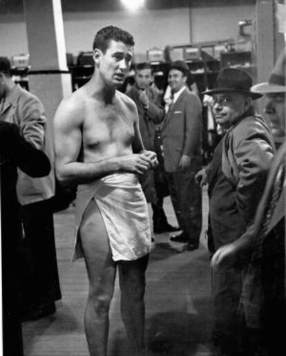 Ted Williams en el vestuario de Fenway, en 1952, justo cuando fue citado para luchar en la guerra de Corea