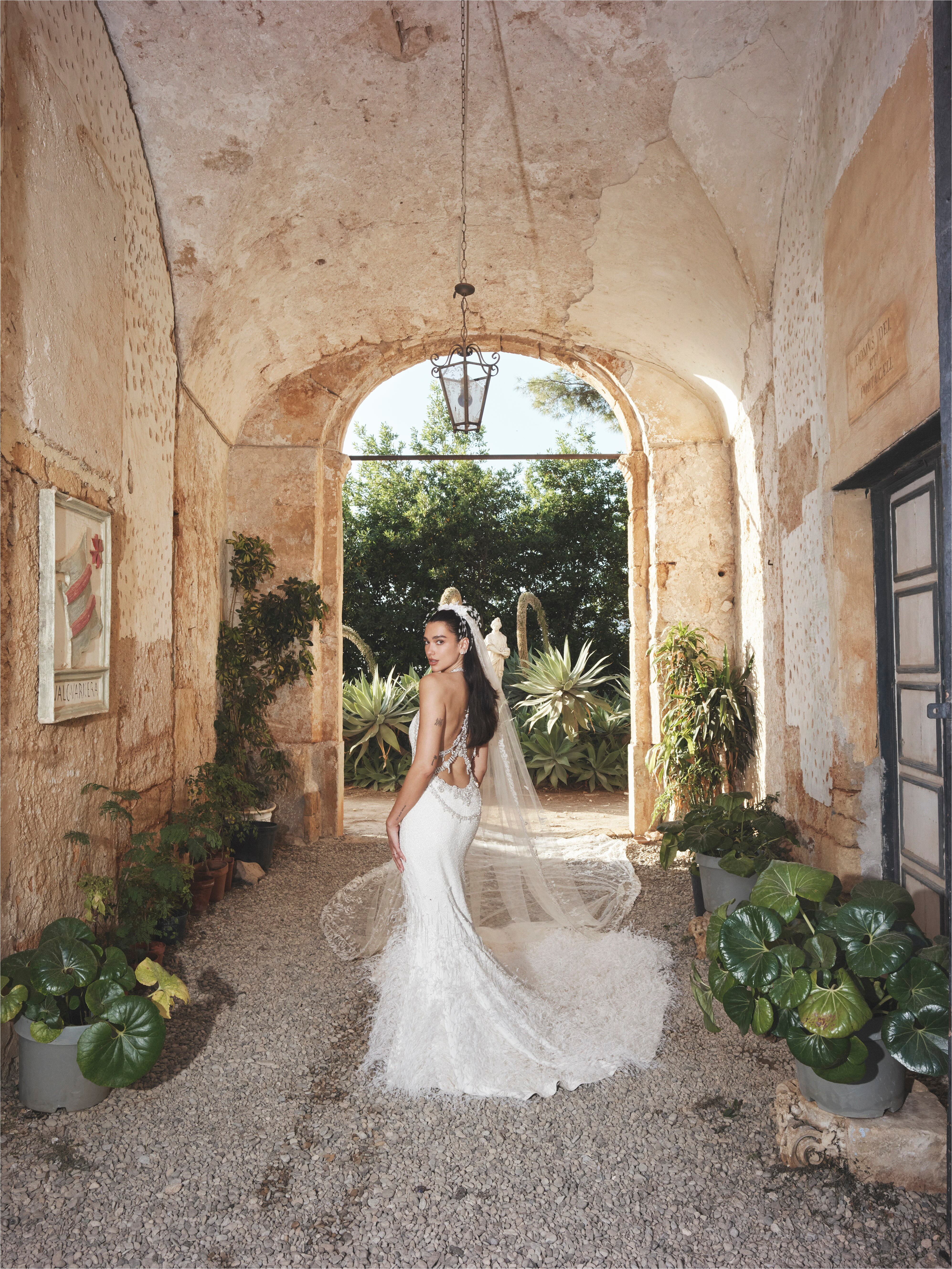 Dua Lipa muestra por fin su vestido de novia: el secreto mejor guardado de su boda era un alta costura de Chanel