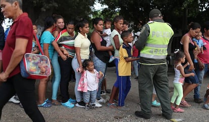 Algunos venezolanos esperan en la frontera con Colombia, en una imagen de marzo pasado.