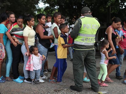 Algunos venezolanos esperan en la frontera con Colombia, en una imagen de marzo pasado.