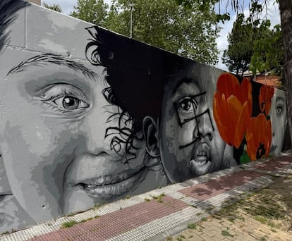 Una esvástica aparecida la mañana del domingo 4 de mayo sobre la cara de una niña de piel negra, en un mural de Parla. Foto del Ayuntamiento de Parla.