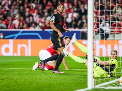 Haller observa cómo el balón entra en la portería, su gol número 11 en la edición.