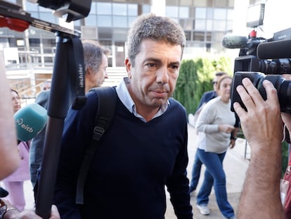 El presidente de la Generalitat valenciana Carlos Mazón a su llegada al centro de Coordinación Emergencias, este pasado domingo en Valencia.