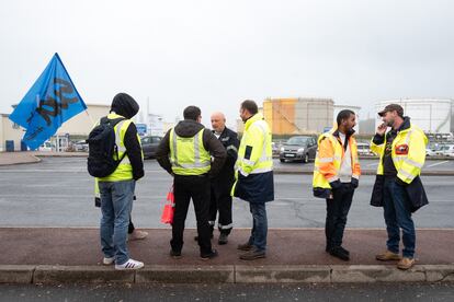 Trabajadores de Gonfreville l'Orcher en huelga.