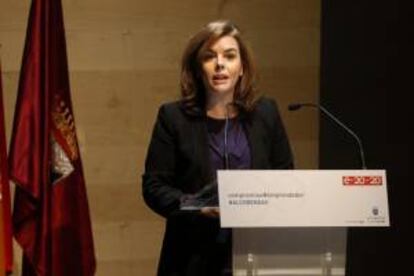 La vicepresidenta del Gobierno, Soraya Sáenz de Santamaría, durante su intervención hoy en la inauguración del congreso "compromiso#emprendedor", organizado por el Ayuntamiento de Alcobendas.