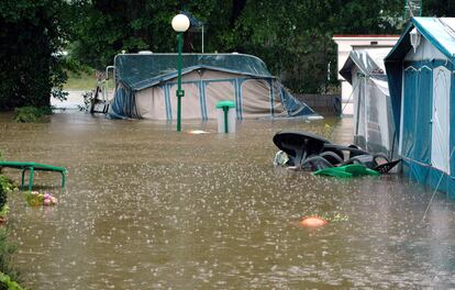 Aspecto que presentaba el camping de Bañugues a causa del temporal de lluvia y viento que azota desde ayer al norte de España.