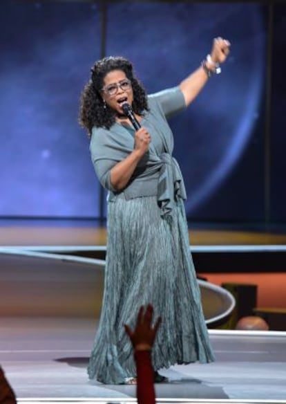 A popular apresentadora de televisão Oprah Winfrey em discurso durante sua turnê pelos Estados Unidos.