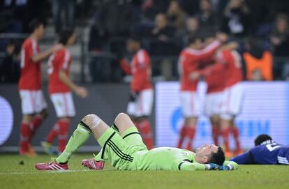 Proto, portero del Anderlecht, en el suelo tras recibir el gol en el descuento del Benfica.