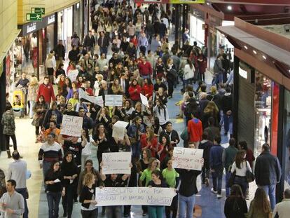 Protesta de trabajadores de peque&ntilde;os locales del centro comecial de El Saler. 