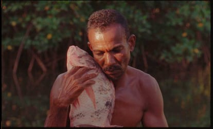 Fotograma de 'O peixe', filme do alagoano Jonathas de Andrade que faz parte da Bienal.