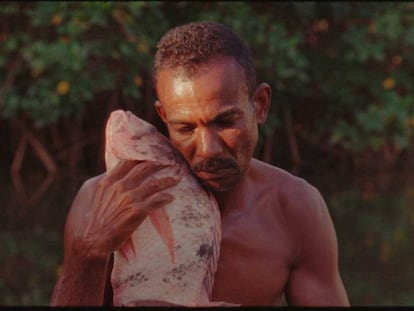 Fotograma de 'O peixe', filme do alagoano Jonathas de Andrade que faz parte da Bienal.