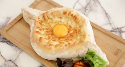 El 'khachapuri adjaruli' está para matarse tres veces con un cuchillo de plástico