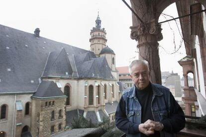 El pastor Christian F&uuml;hrer, ante la iglesia de San Nicol&aacute;s de Leipzig, en 2008. 