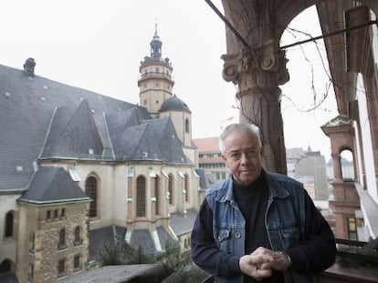 El pastor Christian F&uuml;hrer, ante la iglesia de San Nicol&aacute;s de Leipzig, en 2008. 