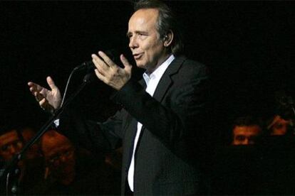 Joan Manuel Serrat, anoche, en el teatro Albéniz de Madrid.