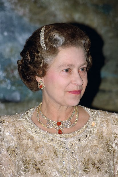 No extraña ver a la reina Isabel II de Inglaterra con horquillas en la cabeza. Aquí, en una visita a España en 1988.