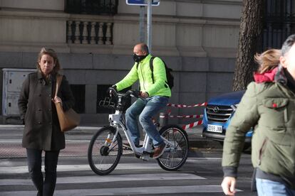 Un ciclista en Madrid.