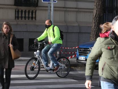 Un ciclista en Madrid.