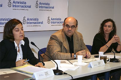 Virginia Álvarez, Esteban Beltrán y Virginia Díaz, durante la presentación del informe.