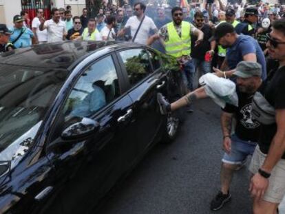 Al término de la manifestación, los taxistas han atacado a varios coches con licencia VTC