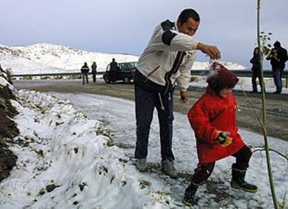 Un hombre y una niña jugaban ayer con la nieve en la sierra almeriense de Los Filabres.
