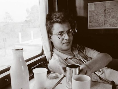 Stieg Larsson, en un vagón del Transiberiano en 1987.