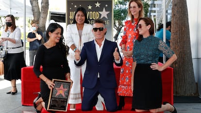 Alejandro Sanz posa junto a la CEO de Universal Music Publishing Group Jody Gerson (de pie a derecha), la actriz mexicana Yalitza Aparicio (de pie a la izquierda) y otras dos invitadas con su estrella en el Paseo de la Fama de Hollywood, este viernes.