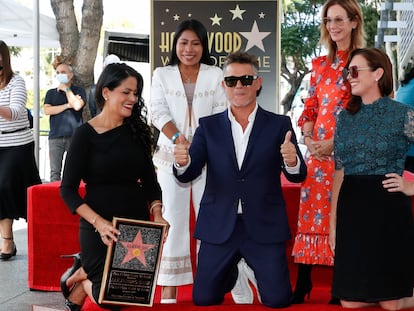 Alejandro Sanz posa junto a la CEO de Universal Music Publishing Group Jody Gerson (de pie a derecha), la actriz mexicana Yalitza Aparicio (de pie a la izquierda) y otras dos invitadas con su estrella en el Paseo de la Fama de Hollywood, este viernes.