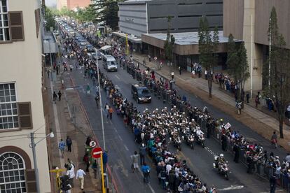 Cortejo fúnebre del ex presidente sudafricano Nelson Mandela a través de las calles en Pretoria.