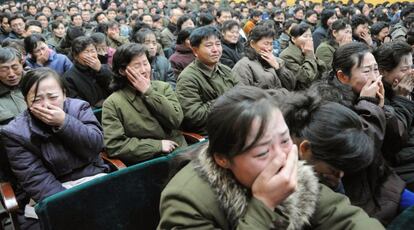 Más lloros desconsolados en otro de los duelos multitudinarios en Pyongyang.