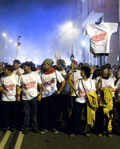 Las <i>colles </i>lucieron ayer camisetas con frases de protesta contra los recortes, que han dejado fuera del <i>correfoc</i> de este año a algunas agrupaciones.