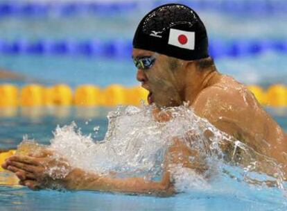 El nadador gana la final de 200m braza