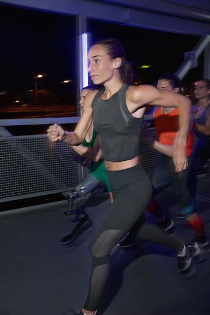 Laura García-Caro, atleta, enfermera y embajadora de la línea running de Oysho_Sport, aconseja realizar movimientos
circulares en diferentes direcciones con las caderas, las rodillas, los tobillos, los hombros y los brazos antes de lanzarse a la carrera. "Posteriormente, serían necesarios 10 ó
15 minutos de carrera continua a ritmo suave para que los músculos entren en
calor y acostumbremos al cuerpo a estar en ritmo de carrera", añade. Al terminar, los músculos requieren una recuperación correcta y pausada. Como explica Laura, "trotar entre cinco y 10 minutos sería muy recomendable. Para finalizar, es esencial dedicar media
hora a una buena sesión de estiramientos de todos los grupos musculares". Una alimentación adecuada también evita lesiones: proteínas (pollo, huevo duro), grasas (salmón, aguacate) e hidratos de carbono (frutas y vegetales), junto a mucho agua.  ¿Y las prendas? "No necesitamos que toda la ropa sea ceñida, pero
que se adapte en gran parte a nuestra figura para ir más cómodos". Como se suda mucho, prefiere las camisetas transpirables. "Para el pecho, es más recomendable usar top deportivo que sujetador, pues tienen una buena sujeción y dejan que el sudor evapore bien".