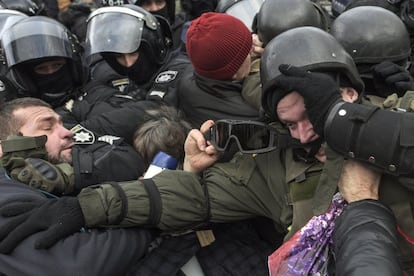 Los seguidores de Saakashvili se han enfrentado a los agentes de la Policía ucraniana desde que ha comenzado la operación para detenerle en la puerta del edificio en el que reside, en el centro de la capital ucraniana, Kiev.