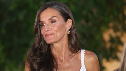 Artículo de EL PAÍS Escaparate sobre las zapatillas barefoot de Saguaro que lleva la Reina Letizia.