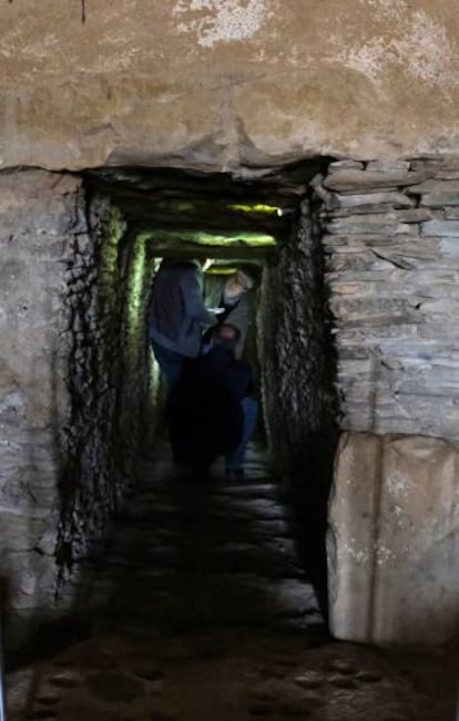 Investigadores del equipo que ha identificado el Arte Natural Megalítico, en el 'tholos' de Valencina.