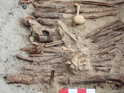 Um dos braseiros, à esquerda, encontrados em uma dezena de tumbas do cemitério de Jirzankal, na cordilheira do Pamir, na China.