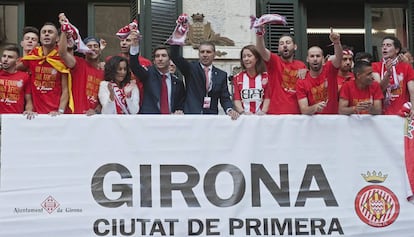 Geli, en el centro, junto a la alcaldesa, Madrenas y la plantilla del equipo.