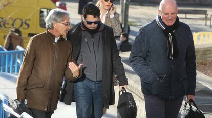 De izquierda a derecha, el abogado González Bosch con sus clientes José Oreja y Antonio Coronado.