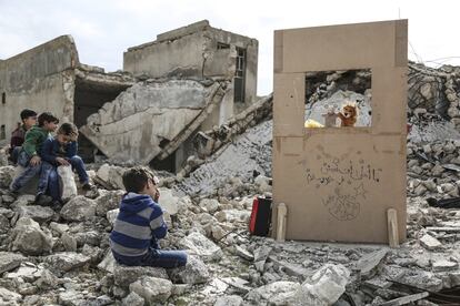 El titiritero Walid Rashed realiza una obra de títeres para niños sirios en medio de los escombros de Saraqib, en marzo de 2019. <br><br> <i> “El miedo dominaba la situación. Nadie podía saber cuándo iba a colapsar un edificio o cuándo uno sería incluido en la lista de los muertos. No sé qué pasó con estas familias. ¿Siguen vivas o fueron desplazadas de sus hogares? Lo único que sé con seguridad es que esta imagen es la prueba que documenta su tragedia”. </i> <br>