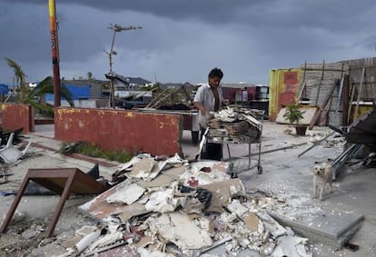 Una mujer entre las ruinas de su casa en San José del Cabo.