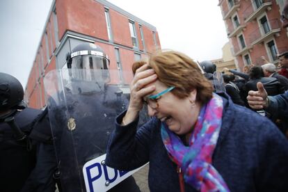 Os agentes criam um perímetro de segurança ao redor de escolas em Barcelona para evitar a votação.