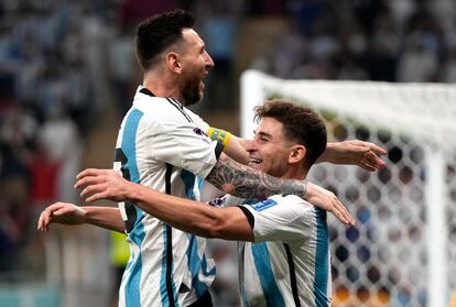 Messi celebra junto Julián Álvarez, el gol marcado por el segundo. 