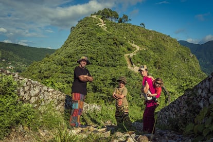 Rubén Señor, Lucía Sánchez y sus hijos Koke y Tindaya, en Nepal.