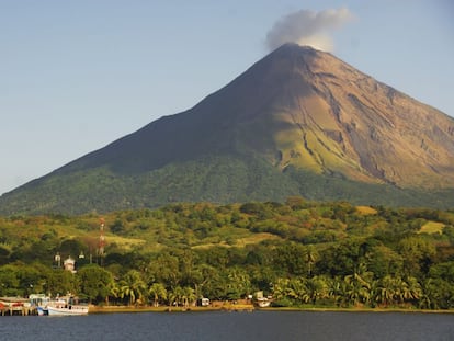 El humeante cráter del volcán Concepción se eleva sobre la ciudad de Moyogalpa y el lago Nicaragua, en la isla de Ometepe (Nicaragua).